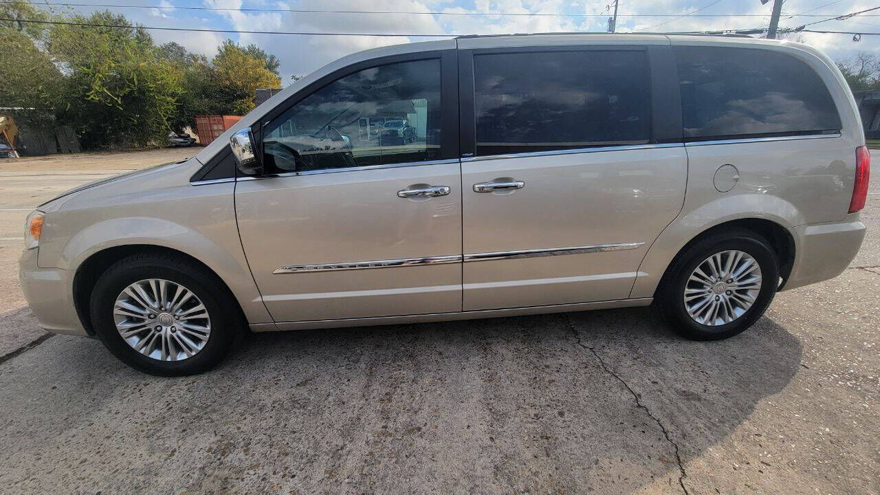 2013 CHRYSLER Town and Country