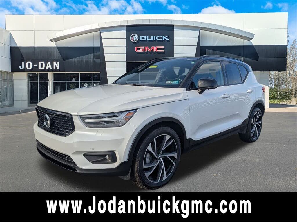 2021 VOLVO XC40
