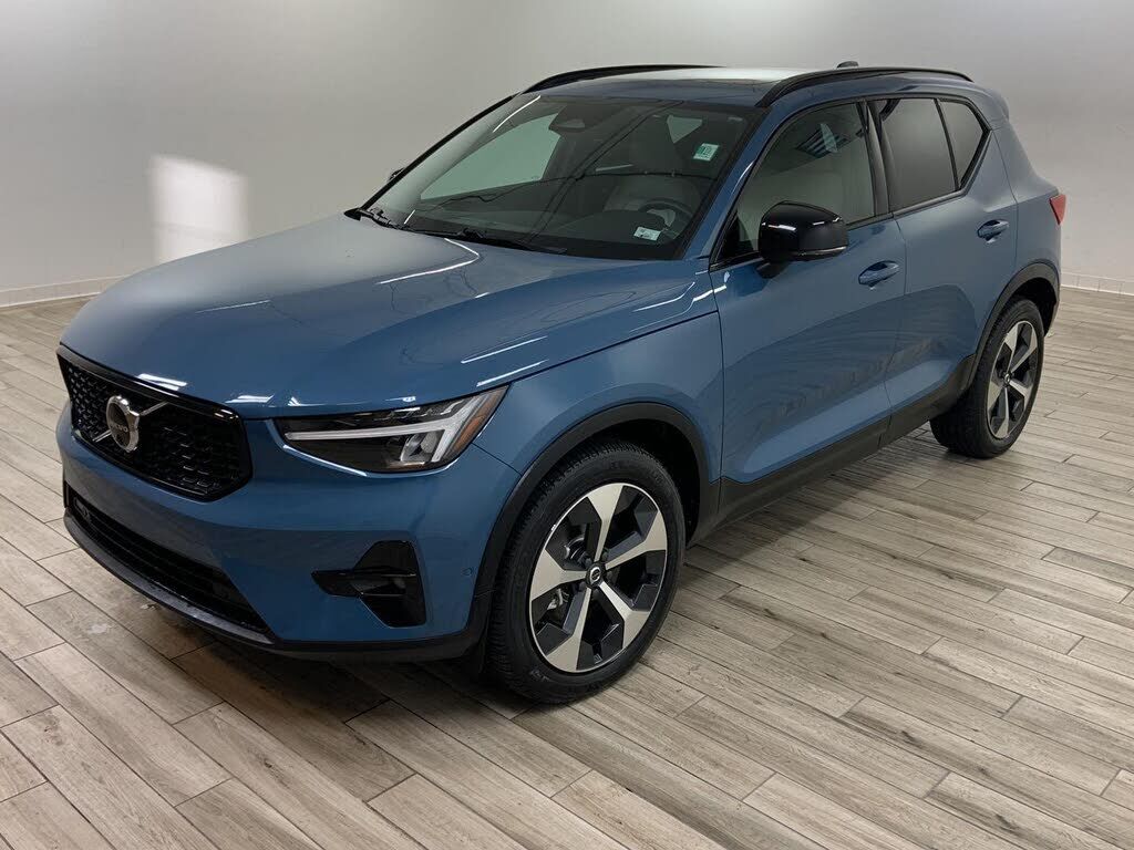 2023 VOLVO XC40