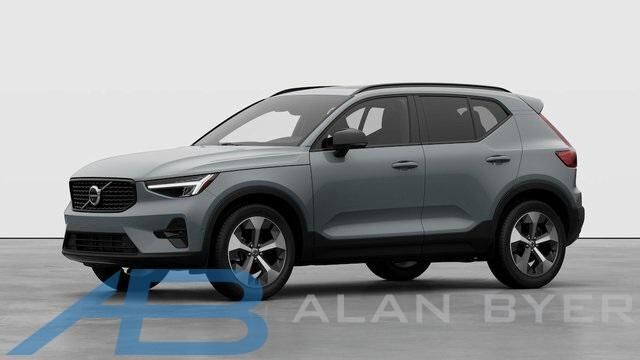 2026 VOLVO XC40