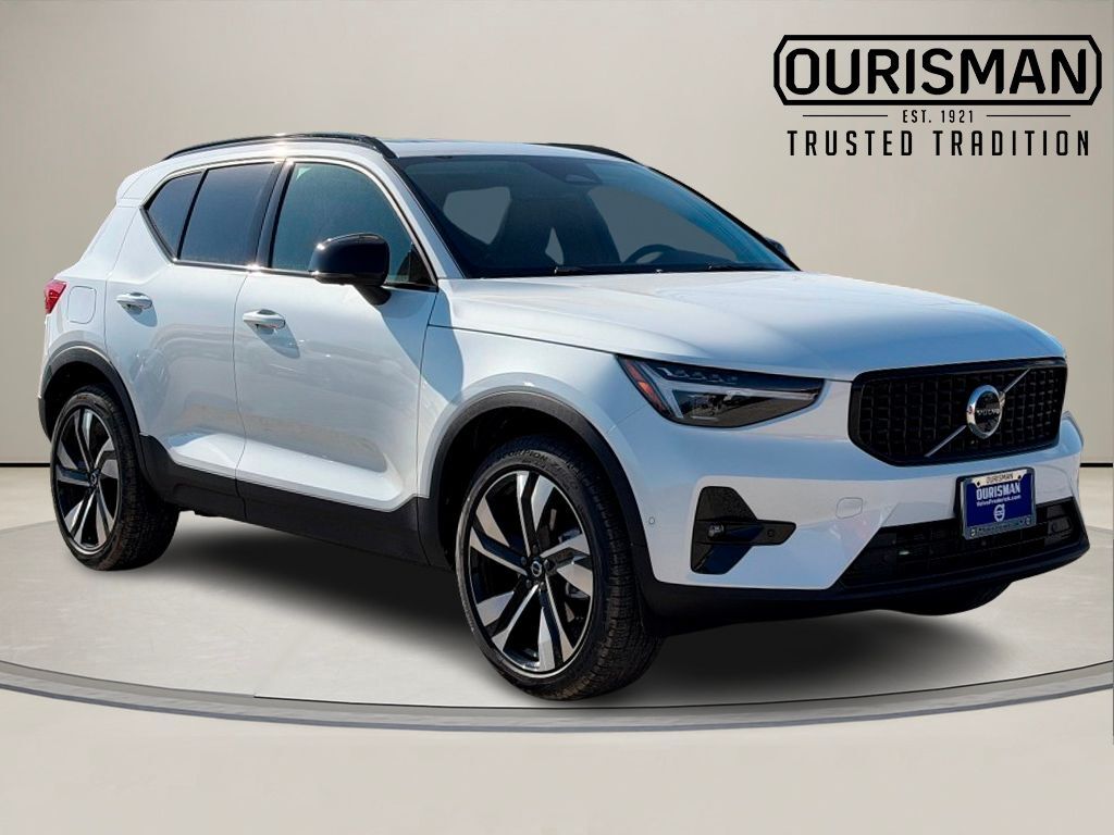 2026 VOLVO XC40