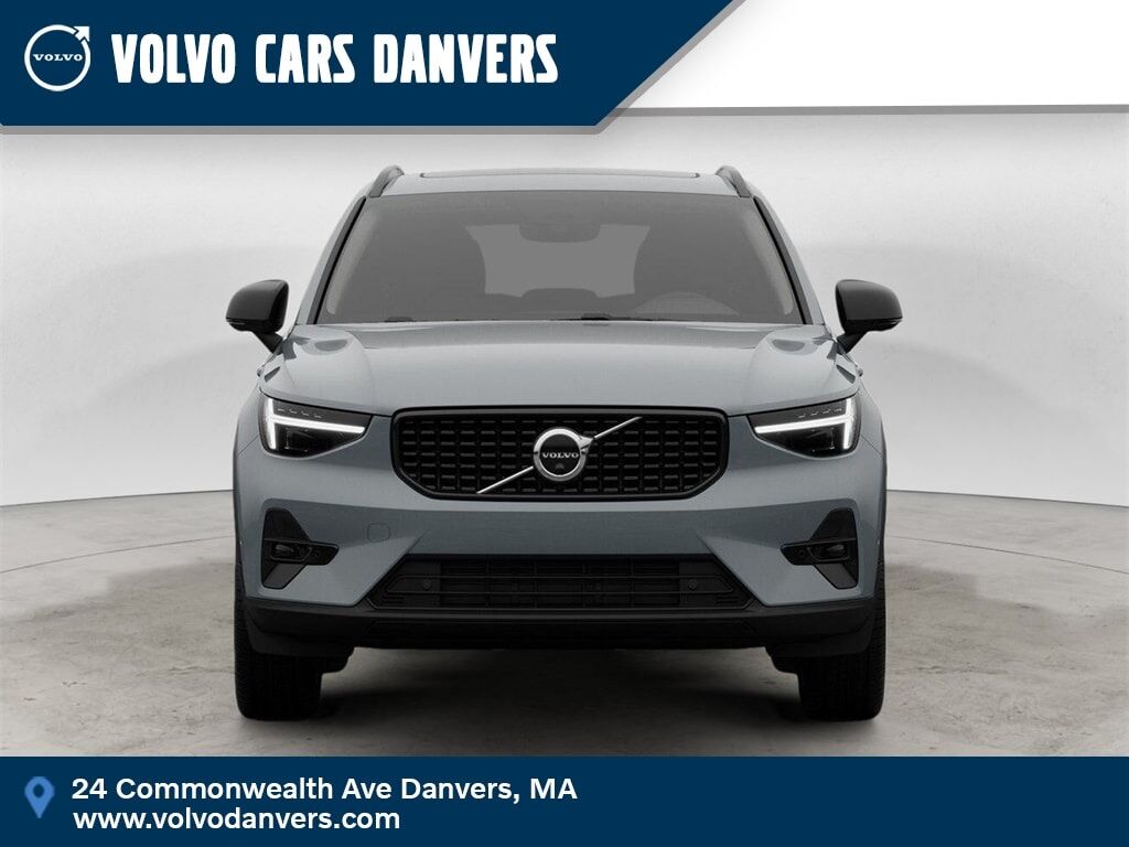 2026 VOLVO XC40