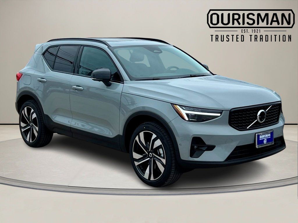 2026 VOLVO XC40