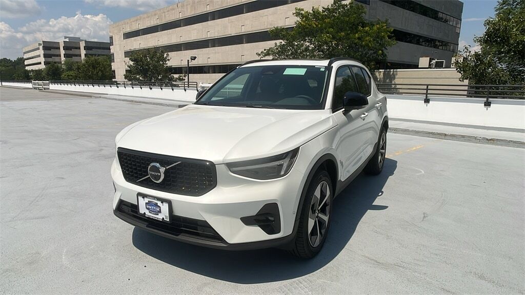 2026 VOLVO XC40