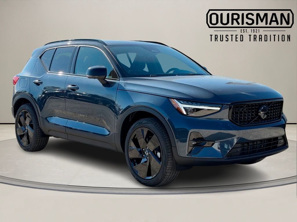 2026 VOLVO XC40
