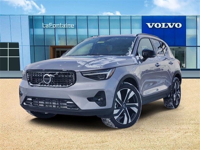 2026 VOLVO XC40