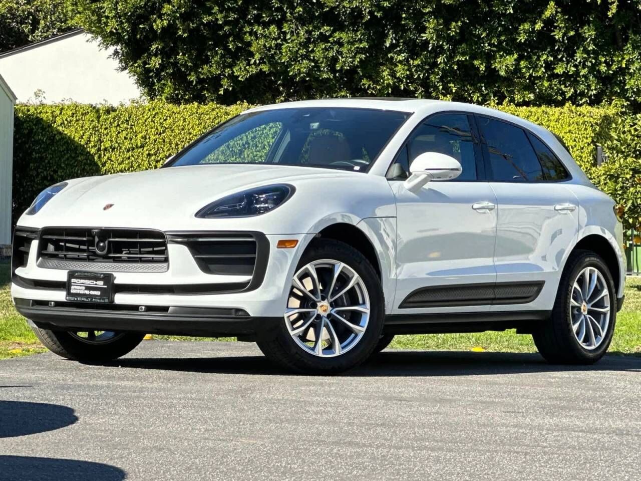2025 PORSCHE Macan