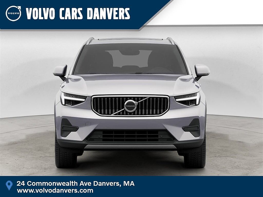 2025 VOLVO XC40