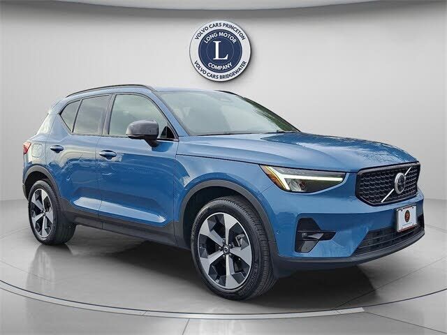 2025 VOLVO XC40