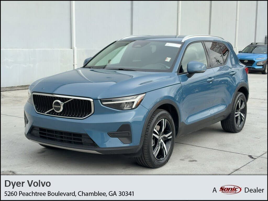 2023 VOLVO XC40