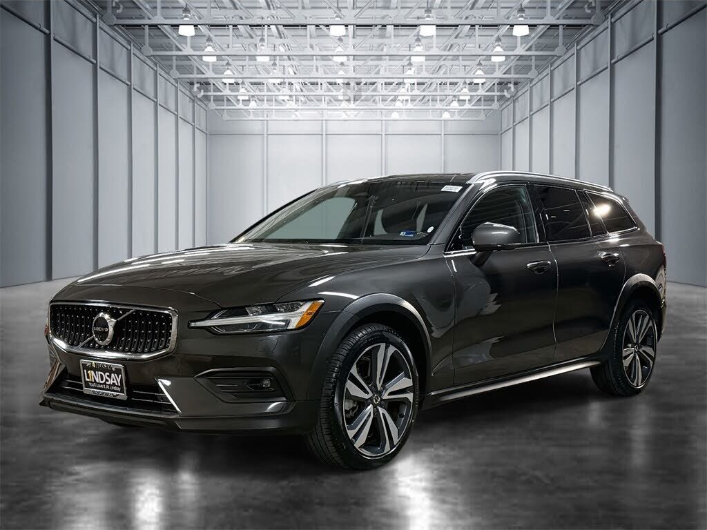 2023 VOLVO V60CC