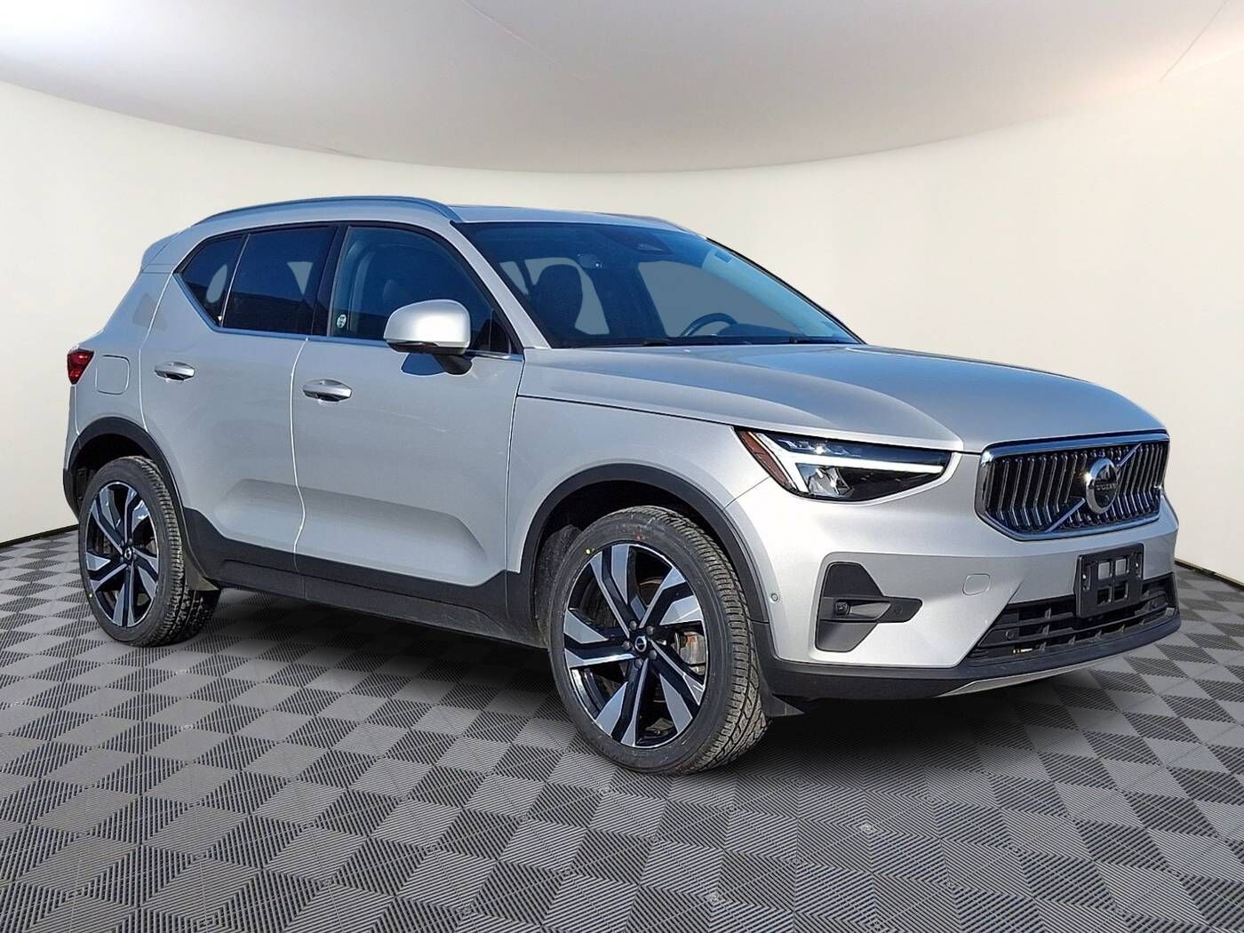 2023 VOLVO XC40