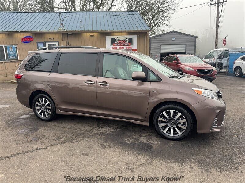 2019 TOYOTA Sienna