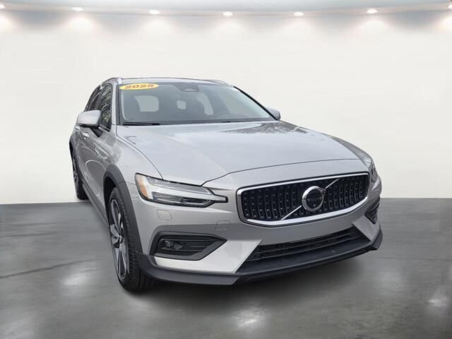 2025 VOLVO V60CC