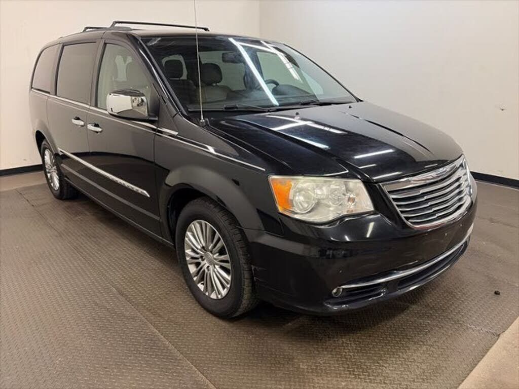 2013 CHRYSLER Town and Country
