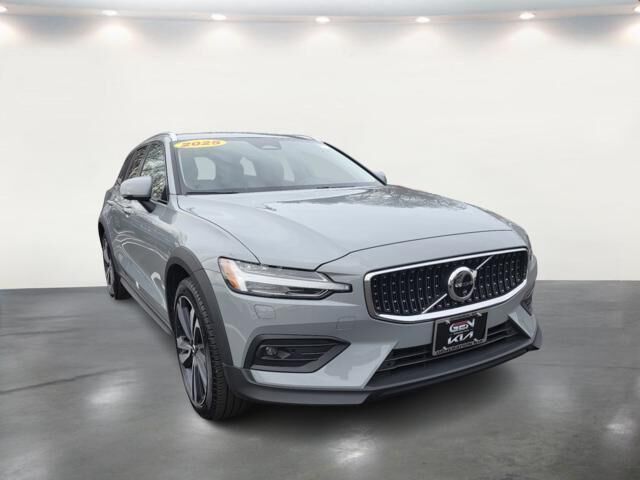 2025 VOLVO V60CC