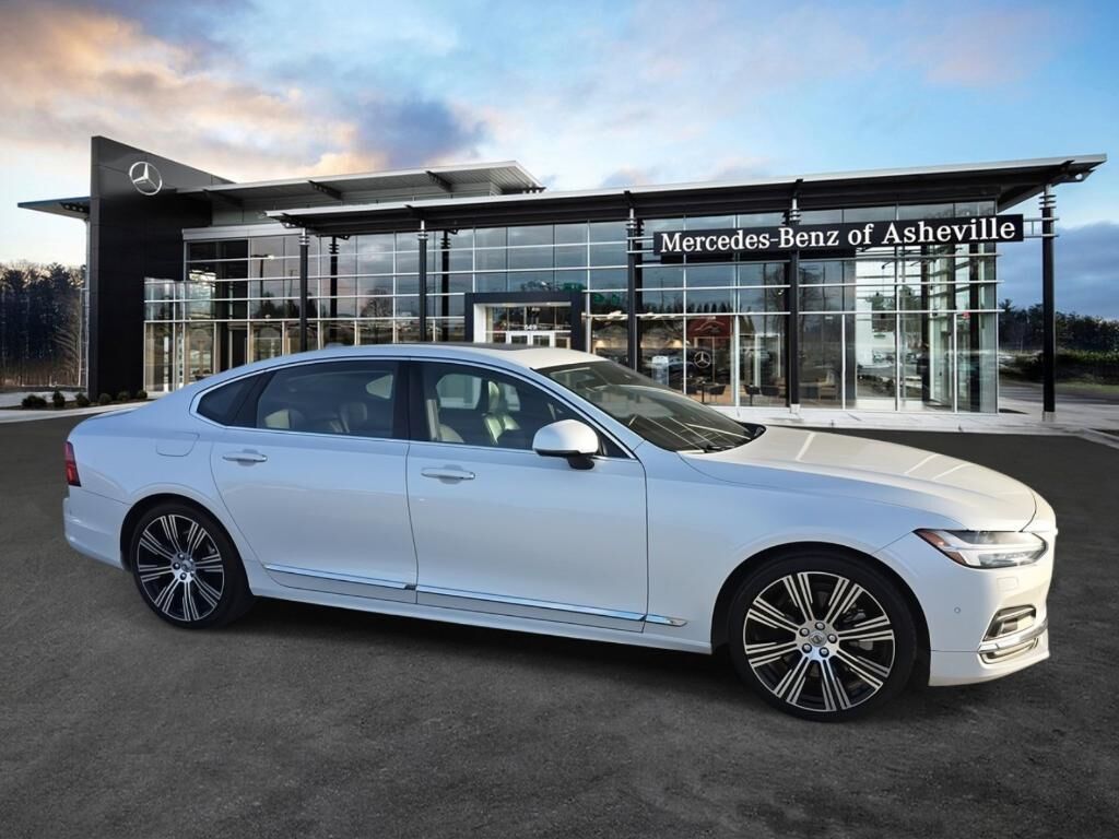 2022 VOLVO S90