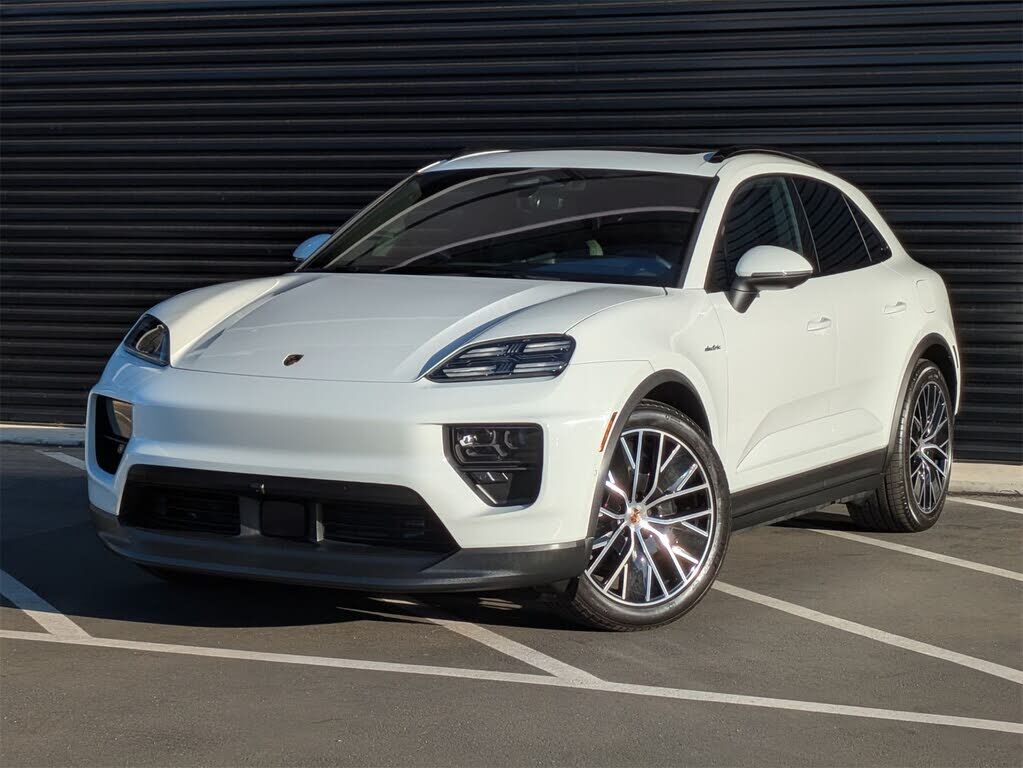 2025 PORSCHE Macan