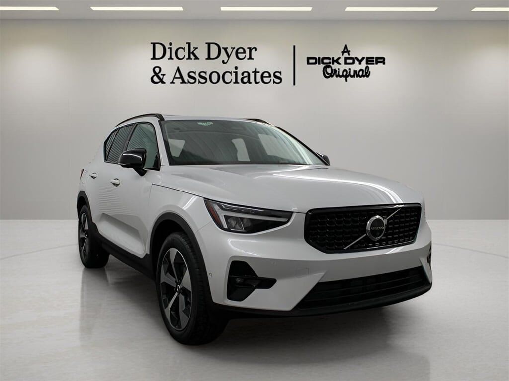 2026 VOLVO XC40