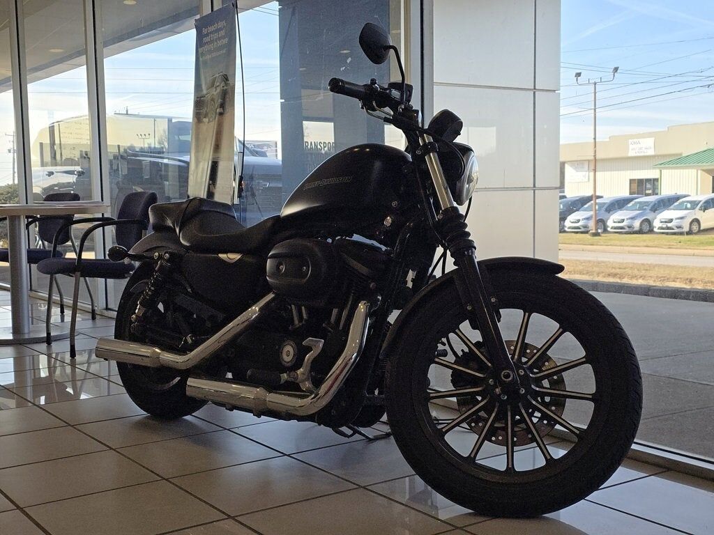 2011 HARLEY DAVIDSON Iron883
