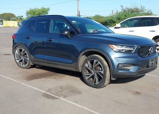 2022 VOLVO XC40