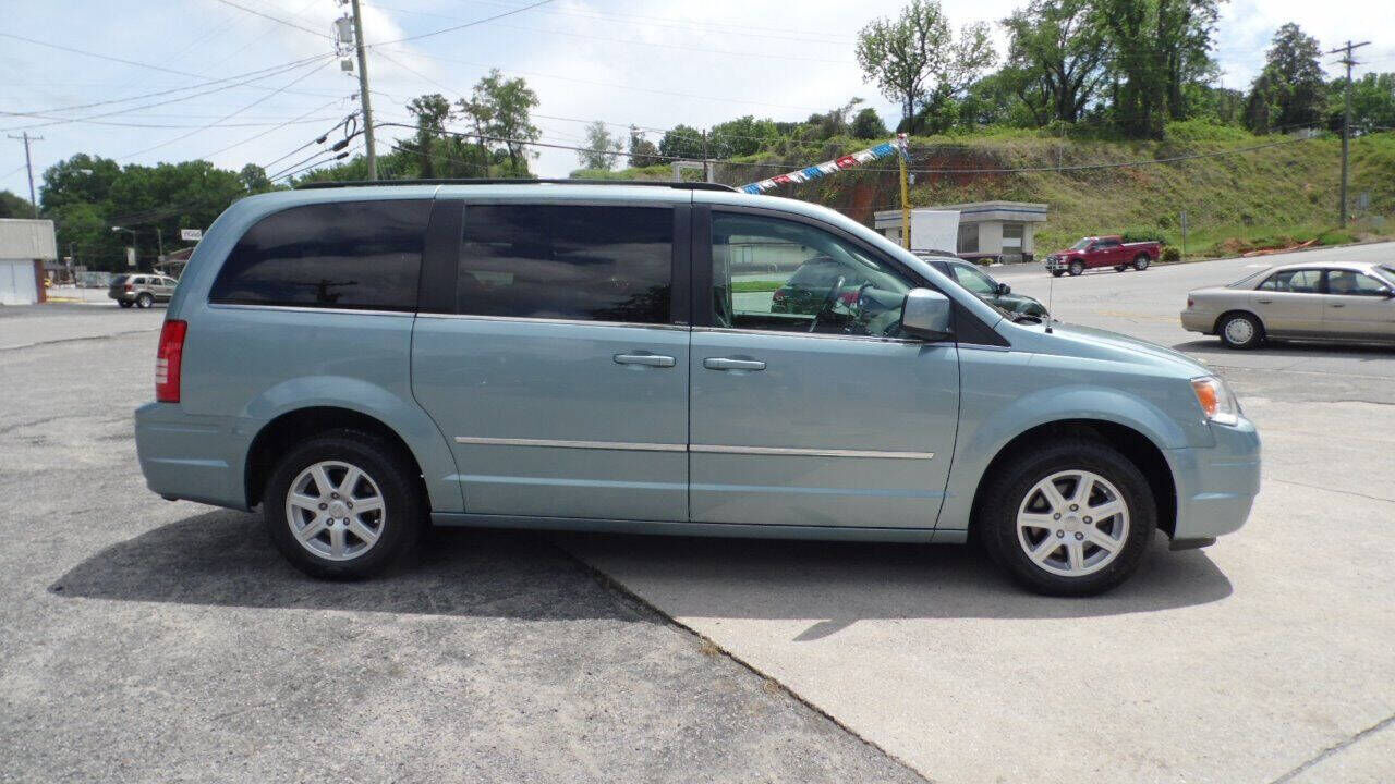 2010 CHRYSLER Town and Country