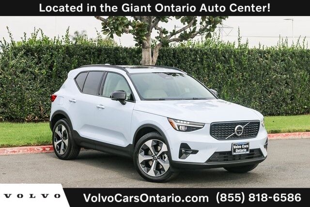 2026 VOLVO XC40