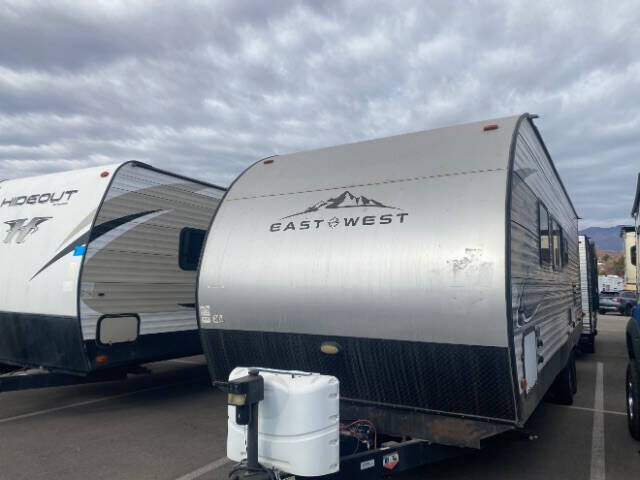 2019 FOREST RIVER Della Terra Trailer