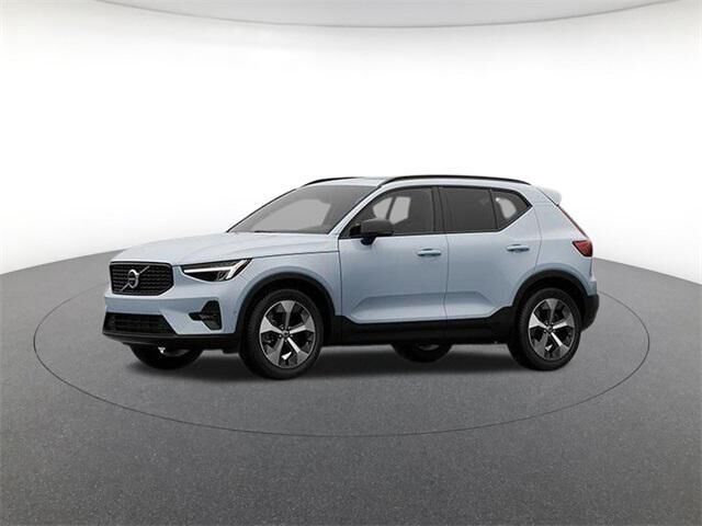 2026 VOLVO XC40