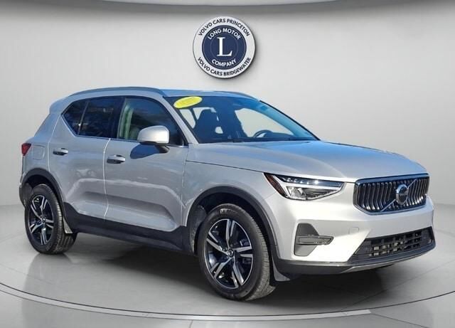 2025 VOLVO XC40