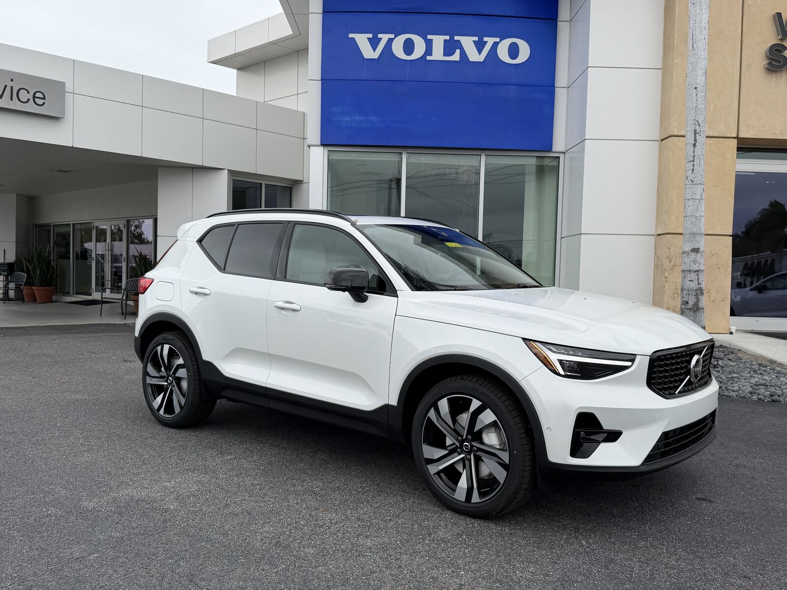 2026 VOLVO XC40