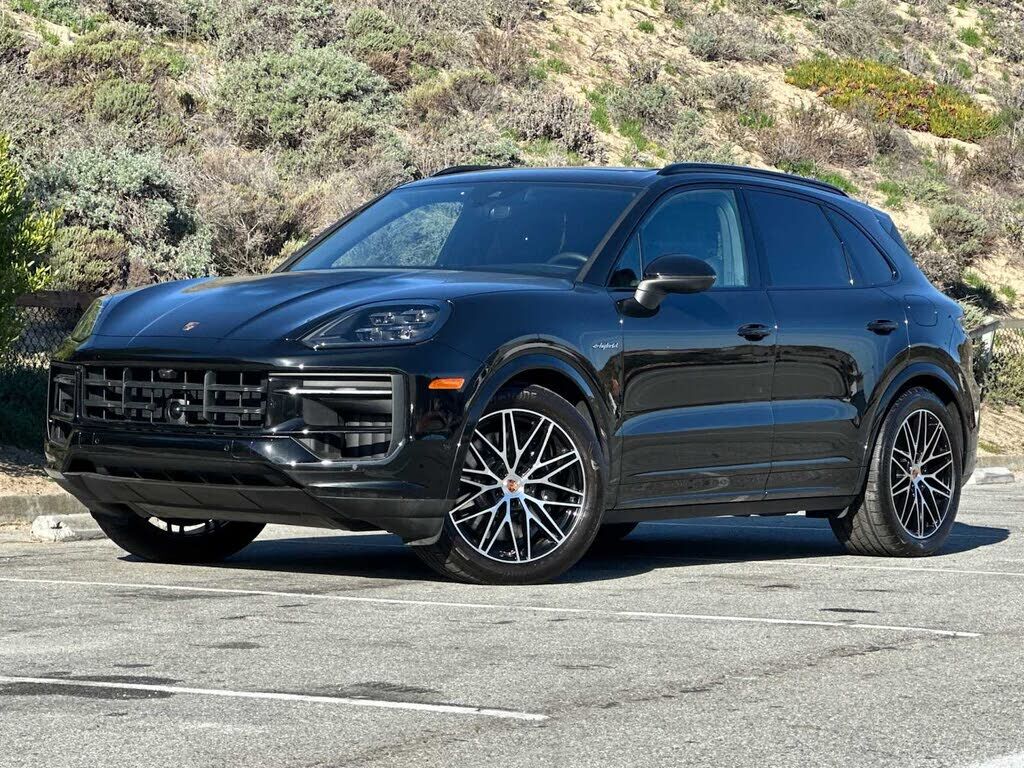 2025 PORSCHE Cayenne