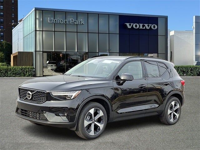 2026 VOLVO XC40