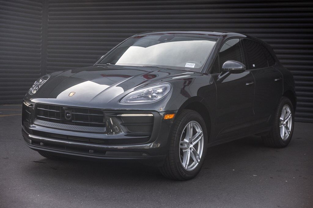 2025 PORSCHE Macan