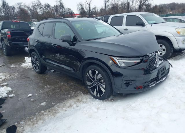 2023 VOLVO XC40