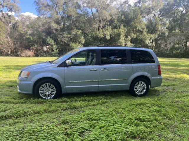 2013 CHRYSLER Town and Country