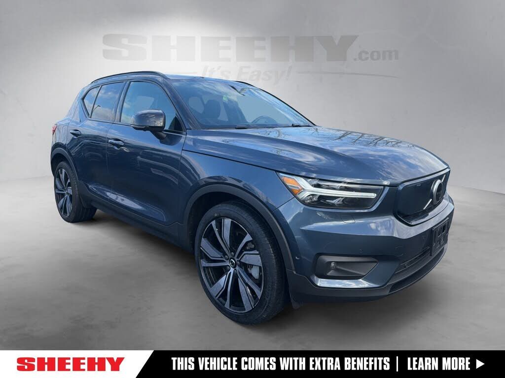 2022 VOLVO XC40