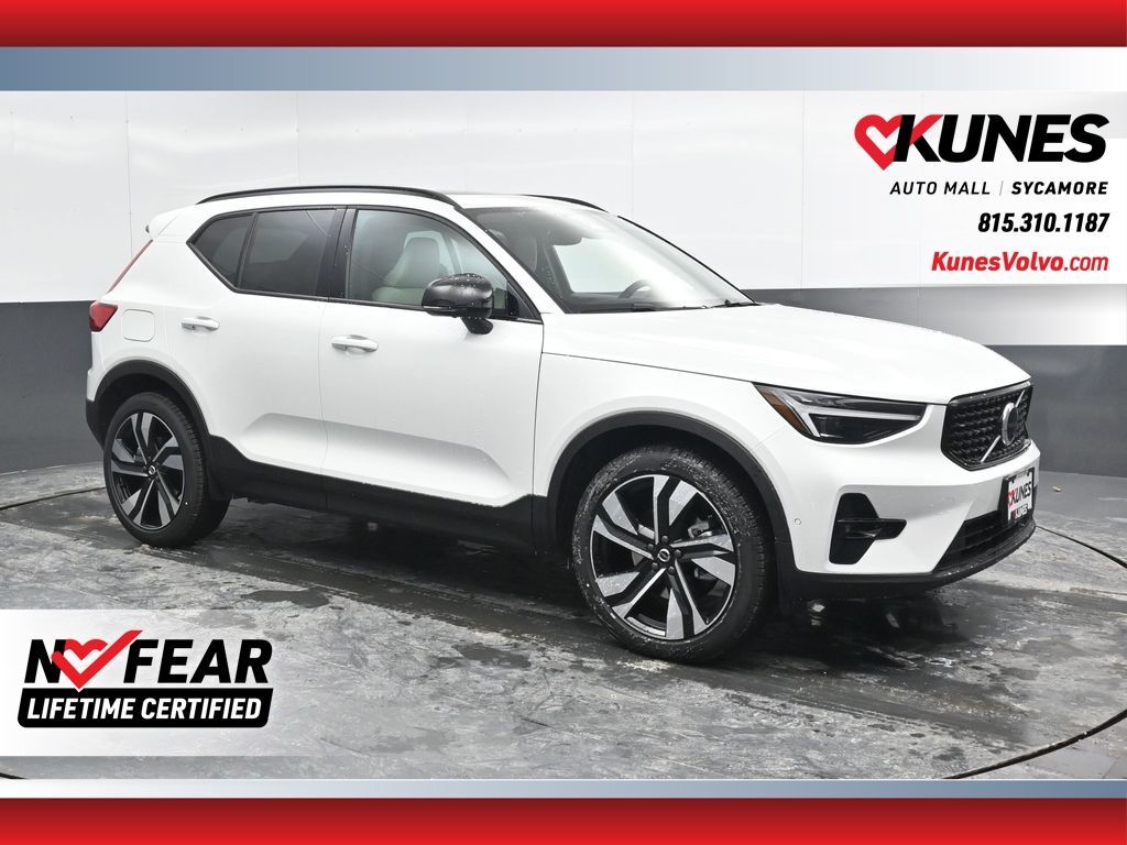 2026 VOLVO XC40