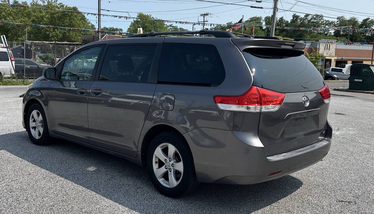 2011 TOYOTA Sienna