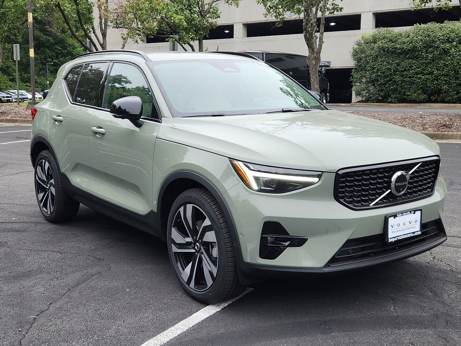 2025 VOLVO XC40