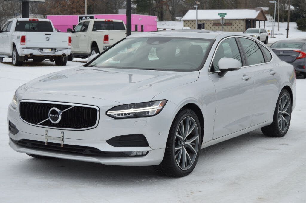 2017 VOLVO S90