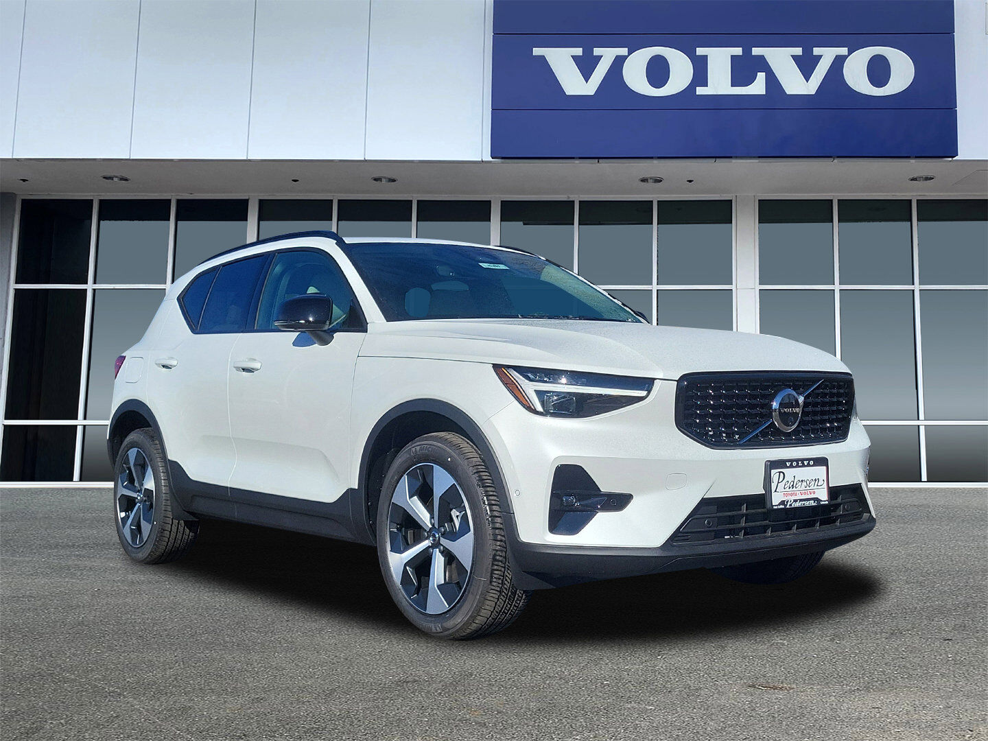 2026 VOLVO XC40