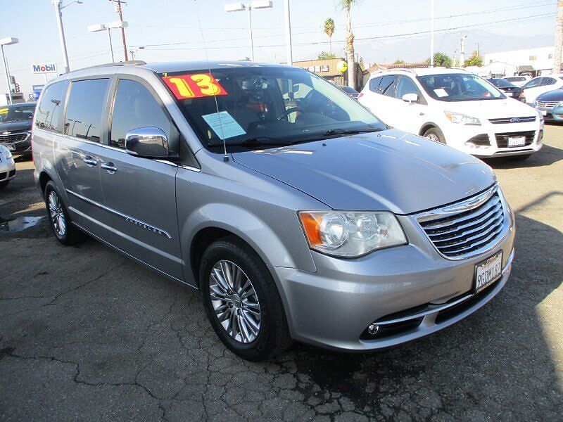2013 CHRYSLER Town and Country