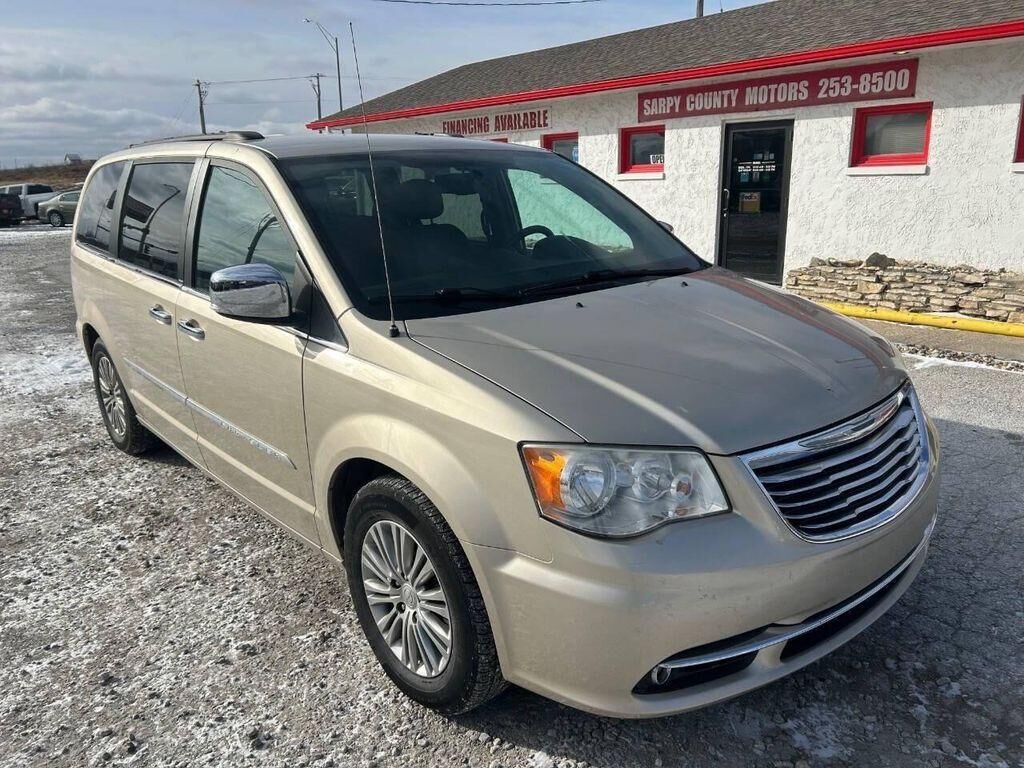2013 CHRYSLER Town and Country