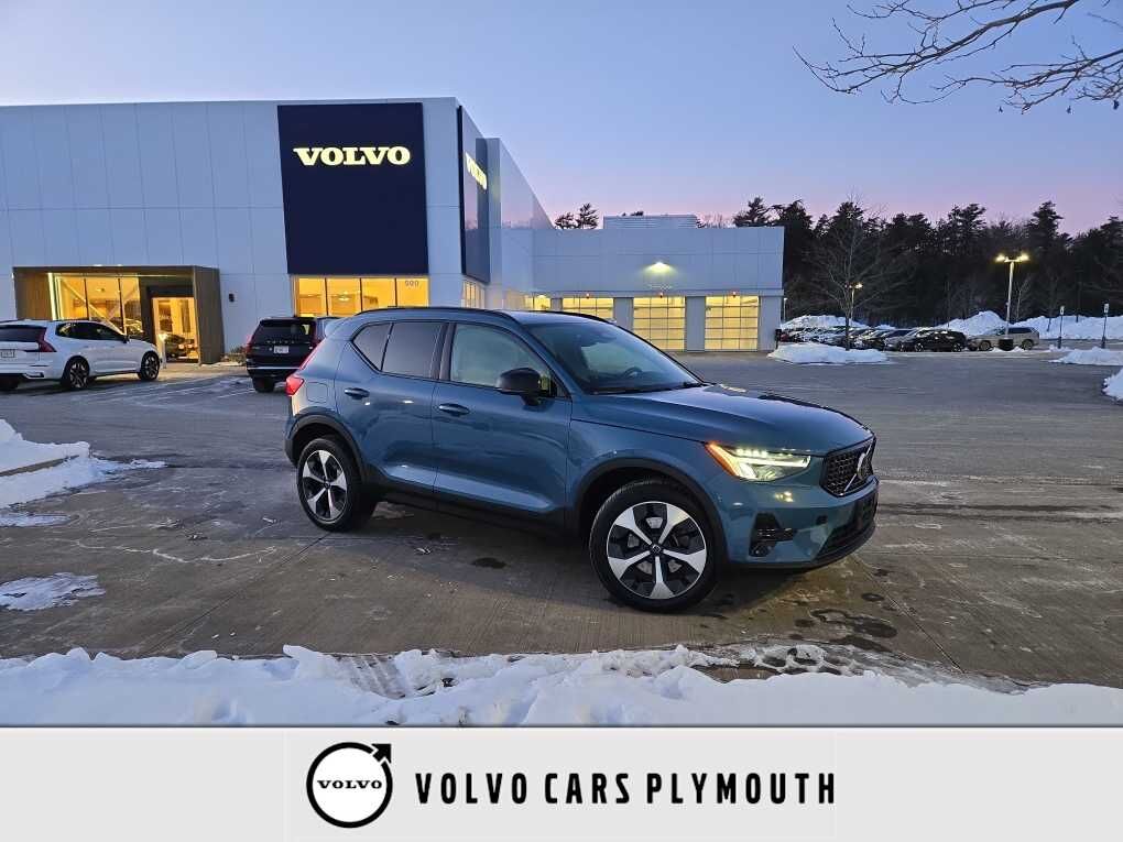 2023 VOLVO XC40