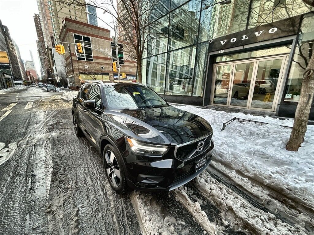 2021 VOLVO XC40