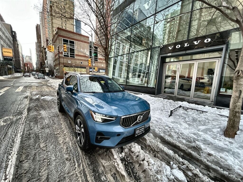 2023 VOLVO XC40