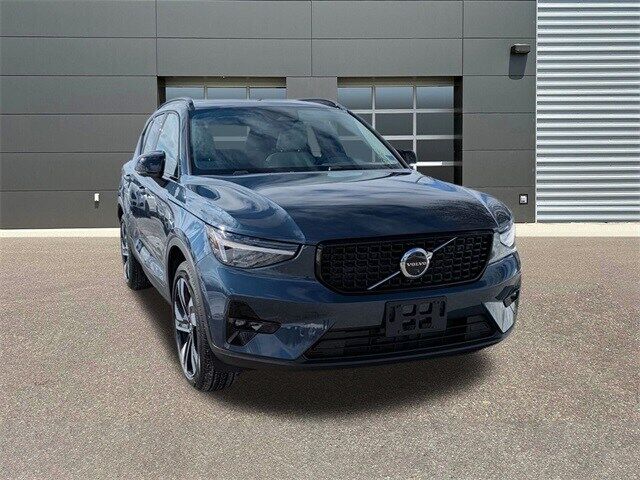 2026 VOLVO XC40