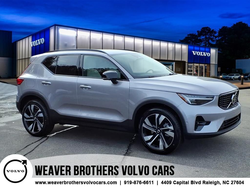 2026 VOLVO XC40