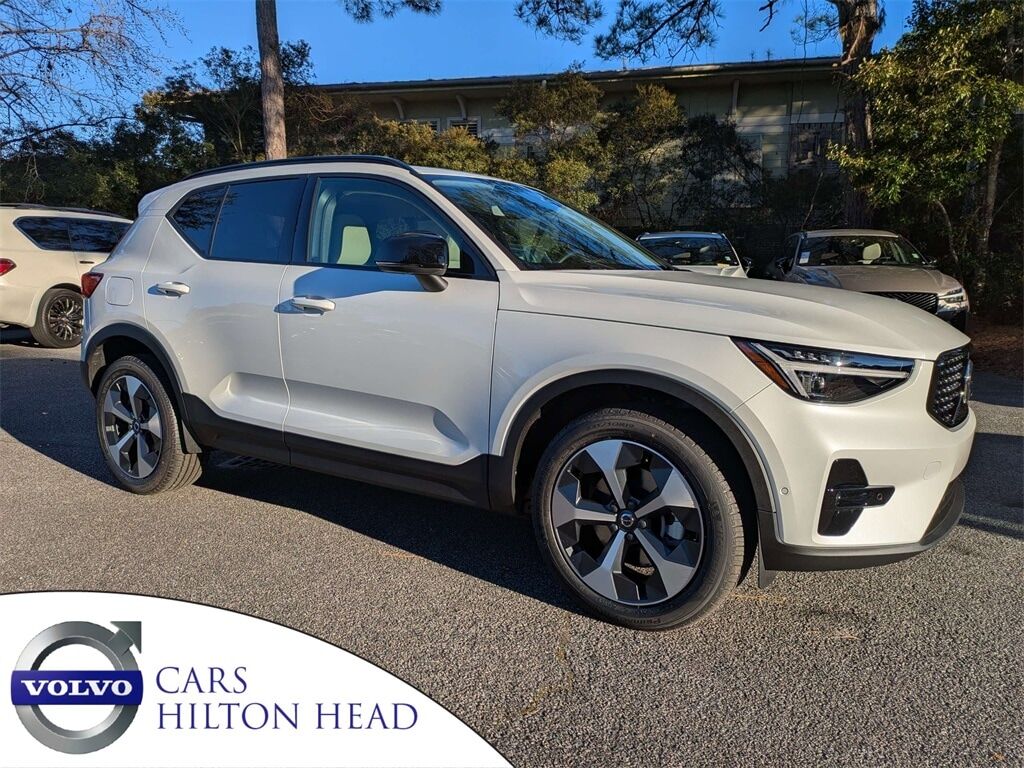 2026 VOLVO XC40